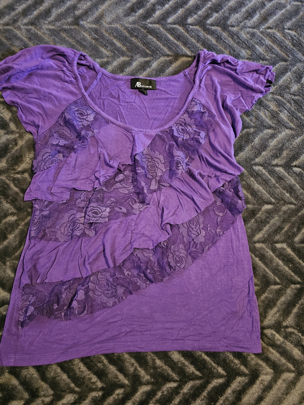 💜✨ AB Studio Ruffle Lace Top – Women’s Small ✨💜